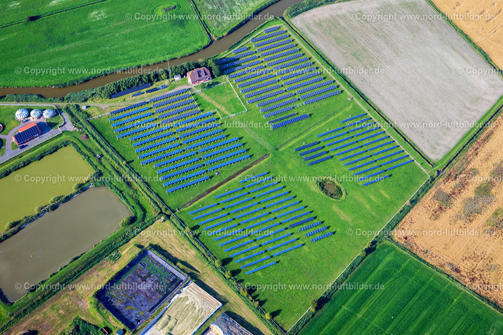 Pellworm_Solaranlage_ELS_0508130825 | PELLWORM 13.08.2025 Solarkraftwerk und Photovoltaik- Anlagen auf einem Feld in Pellworm Nordfriesland im Bundesland Schleswig-Holstein, Deutschland. // Solar power plant and photovoltaic systems on a field in Pellworm North Friesland in the state Schleswig-Holstein, Germany. Foto: Martin Elsen