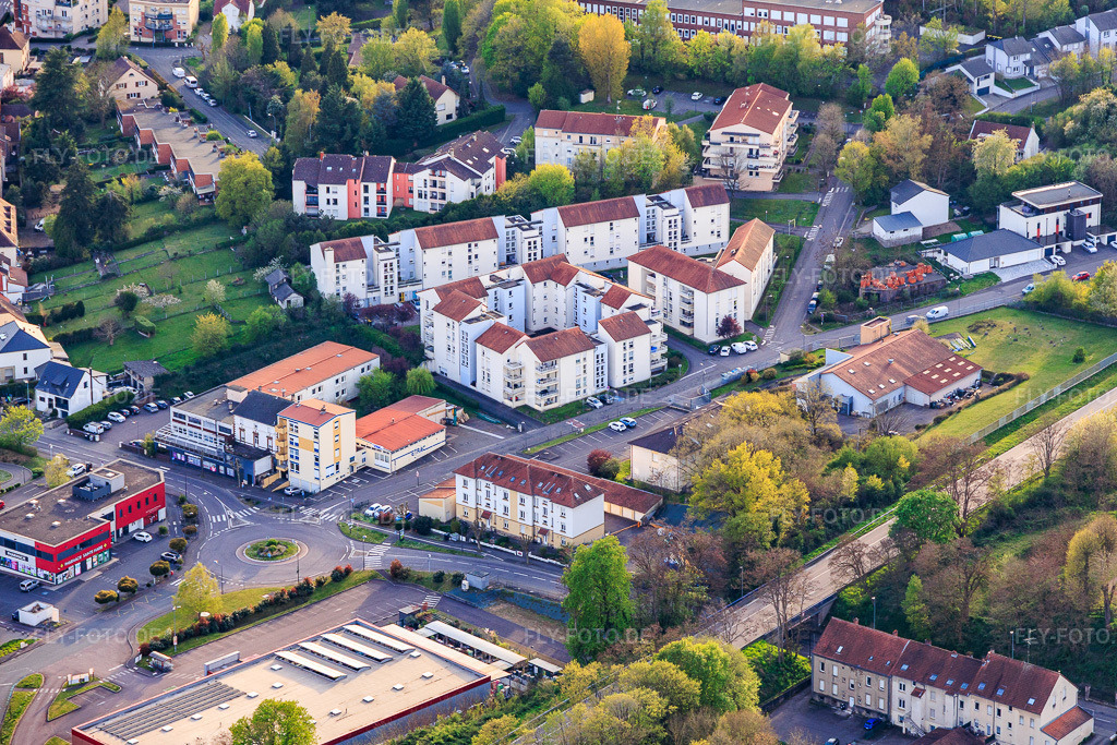 Luftbild: Rue en Verrerie mit Pharmacie Sainte Marie im Ortsteil Centre Ville Felsberg in Saint-Avold im Bundesland Moselle in Frankreich.Foto: IMG_154310.jpg vom 17.04.2026 durch Werner Riehm/FLY-FOTO.deAuflösung des Originals: 5454 x 3636 pxPHARMACIESAINTEMARIE-SAINTAVOLD.PHARMAVIE.FR