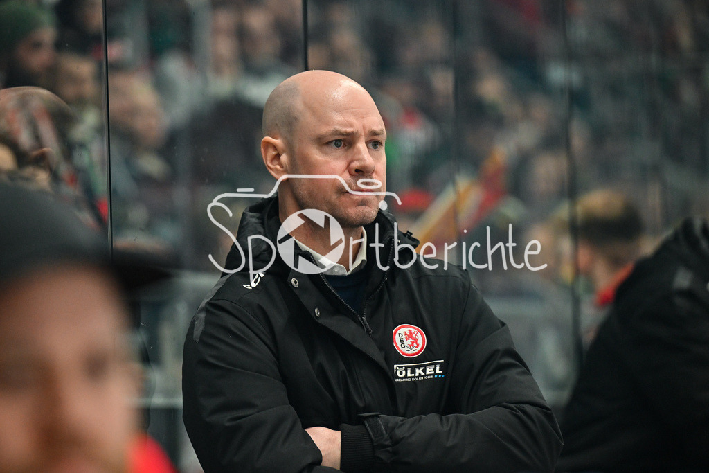Augsburger Panther - Düsseldorfer EG | Im Bild  DEG Trainer Steven REINPRECHT / Einzelfoto / Freisteller / DEL: Augsburger Panther - Duesseldorfer EG, Curt Frenzel Stadion am 04.03.2025