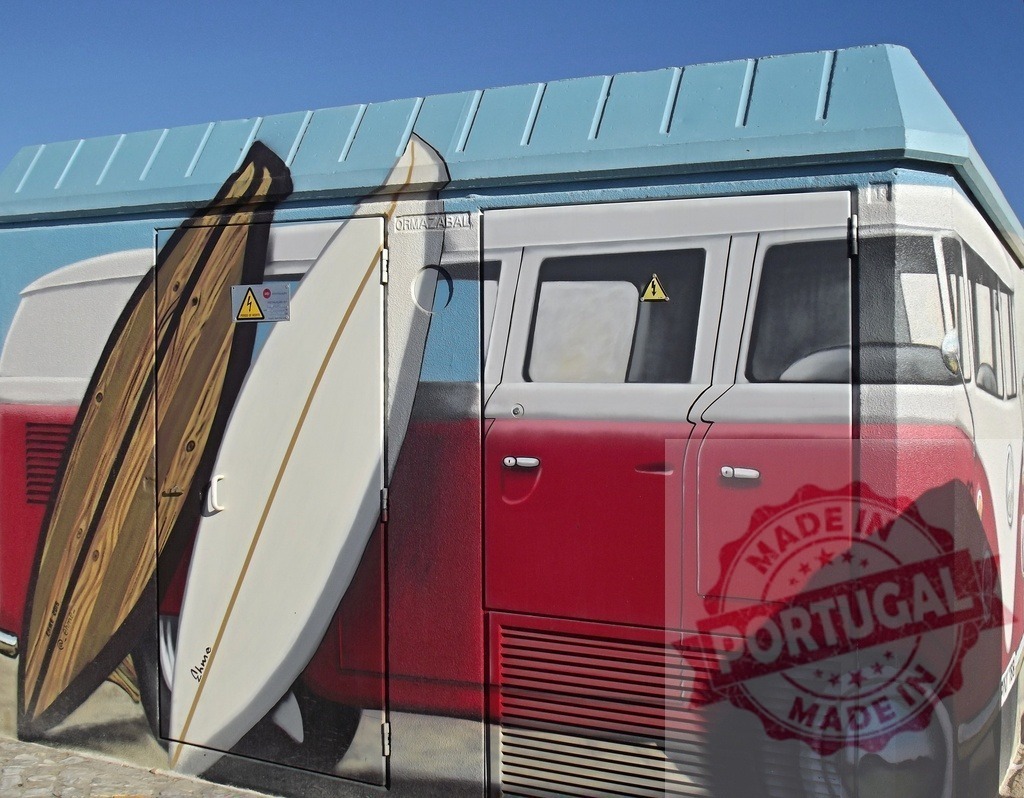 Street art painting a Volkswagen bus and surfboards | Street art mural painting a Volkswagen bus and surfboards onto a utility box - Realized with Pictrs.com