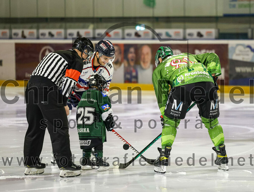 2023-12-17_005_TSV_Erding_gegen_ESC_Kempten | Erding, Deutschland, 17.12.2023:
Eishockey, Bayernliga Vorrunde 2023 / 2024, 18. Spieltag, TSV Erding gegen ESC Kempten, Endergebnis: 5:1

Maximilian Forster (Erding Gladiators, #81)

Foto: Christian Riedel / fotografie-riedel.net