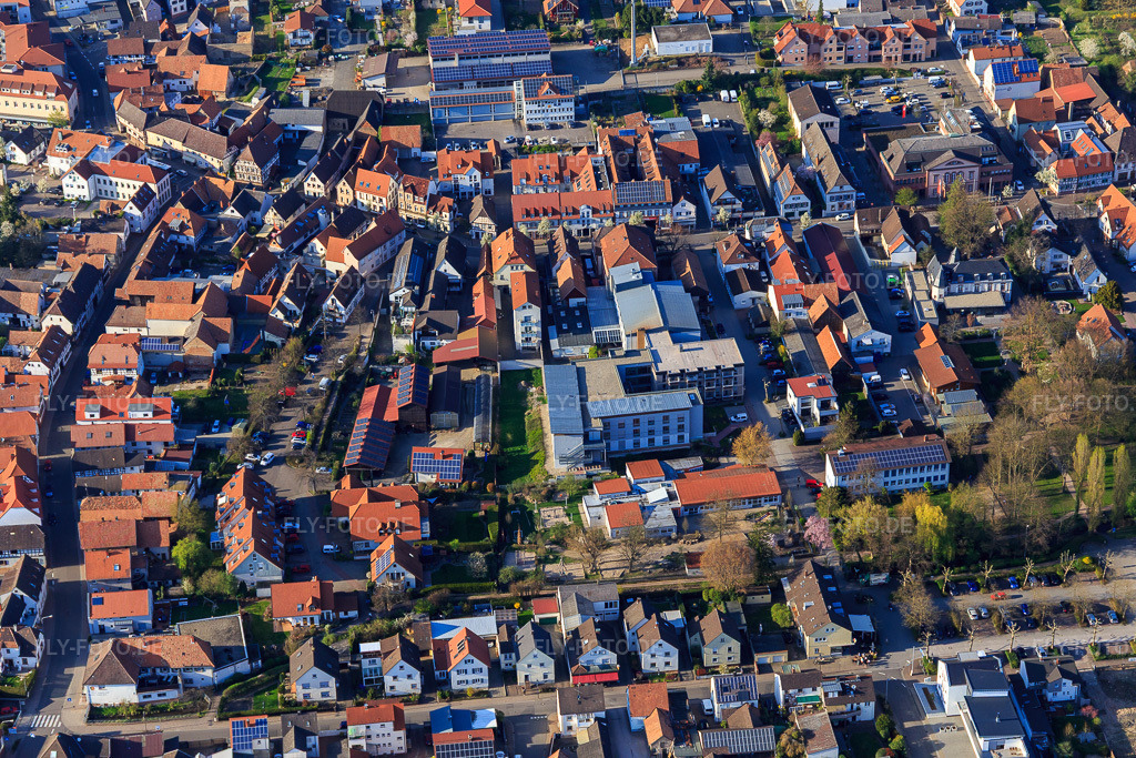 Luftbild: Grundschule Herxheim und Elmar-Weiller-Festhalle Herxheim in Herxheim bei Landau im Bundesland Rheinland-Pfalz in Deutschland. Foto: IMG_097913.jpg vom 30.03.2017 durch Werner Riehm/FLY-FOTO.deWWW.GRUNDSCHULE-HERXHEIM.DE