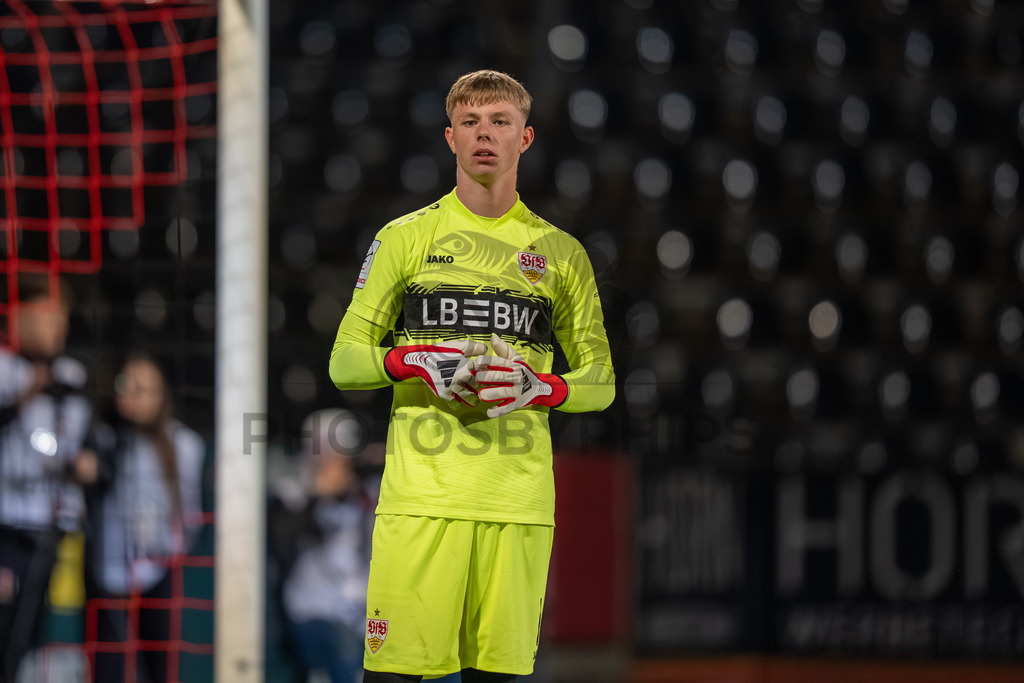 VfB Stuttgart II vs. FC Energie Cottbus, Fussball, 3.Liga, 27. Spieltag, Saison 2025/2026, 03.03.2026 | Florian Pascal Hellstern (VfB Stuttgart II, #01),VfB Stuttgart II vs. FC Energie Cottbus, Fussball, 3.Liga, 27. Spieltag, Saison 2025/2026, 03.03.2026Foto: photosbyphips/Philip Ziegler