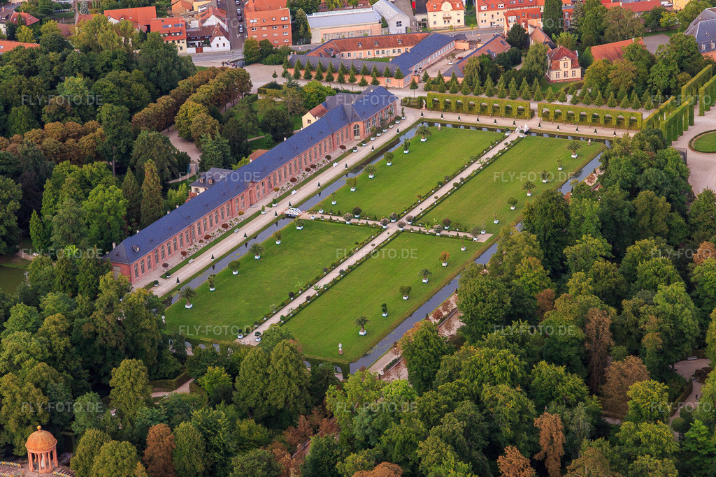 Luftbild: Orangerie und Rasenfläche im Schwetzinger Schlossgarten in Schwetzingen im Bundesland Baden-Württemberg in Deutschland. Foto: IMG_102598.jpg vom 24.08.2017 durch Werner Riehm/FLY-FOTO.deGartenmoschee