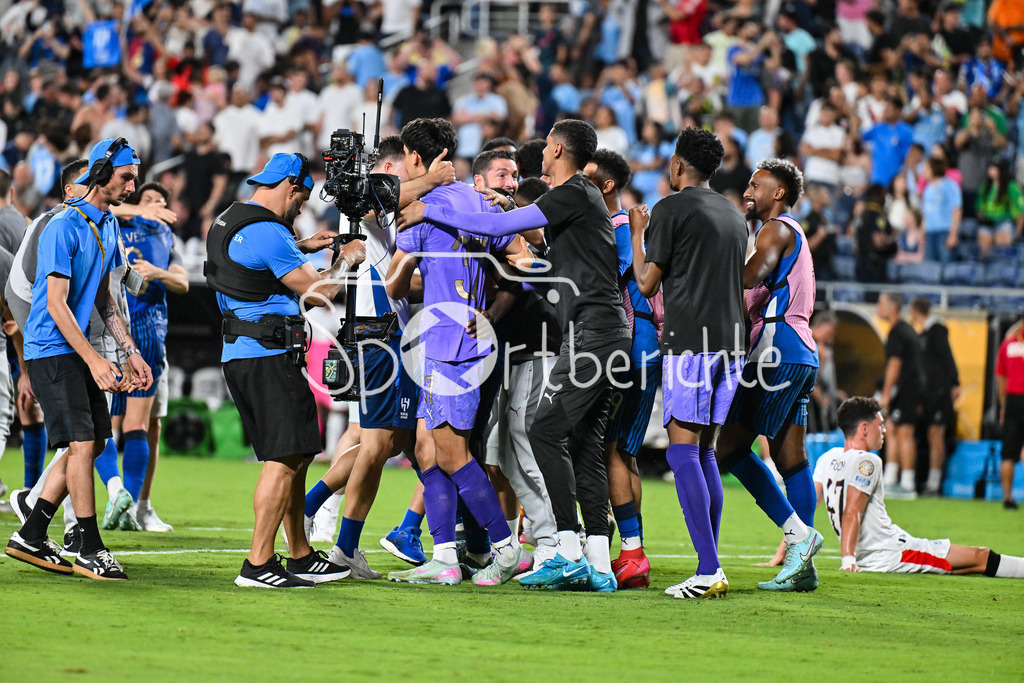 Manchester City - Al-Hilal SFC | Grenzenloser Jubel bei Al-Hilal nach dem Sieg in der Verlaengerung gegen ManCity / FIFA Club World Cup: Manchester City - Al-Hilal SFC, Camping World Stadium am 30.06.2025 / NOT FOR SALE IN USA / Yassine BOUNOU (Al-Hilal 37)