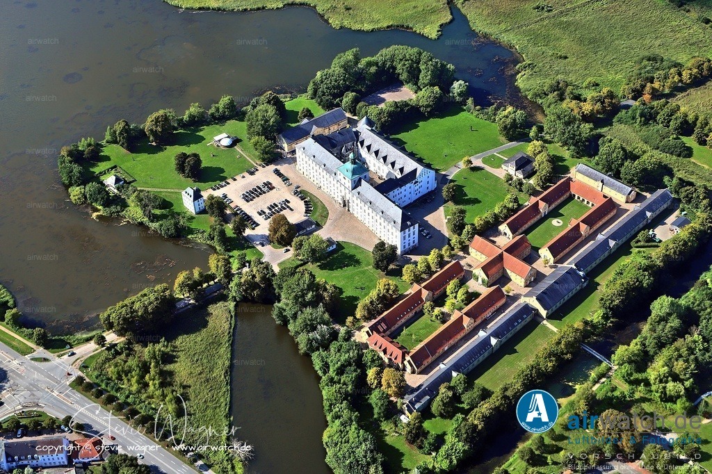 Luftbilder Ostseefjord Schlei, Schloss Gottorf, Anflug Osten | Schloss Gottorf in Schleswig: Im 17. Jahrhundert verschlechterte sich die Beziehung zu Dänemark, da die Verbindungen zum schwedischen Königreich immer enger wurden. 1658 wurde der Gottorfer Herrschaftsbereich von Dänemark souverän anerkannt, was die dänische Krone brüskierte und zu mehrfachen Besetzungen des Herzogtums führte.