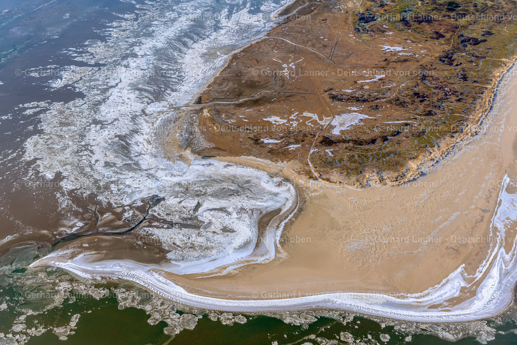 4044315 | BALTRUM 14.02.2021 Eisschollenstücke einer Treibeis- Schicht auf der Wasseroberfläche vor der Nordsee- Insel Baltrum im Bundesland Niedersachsen, Deutschland.
