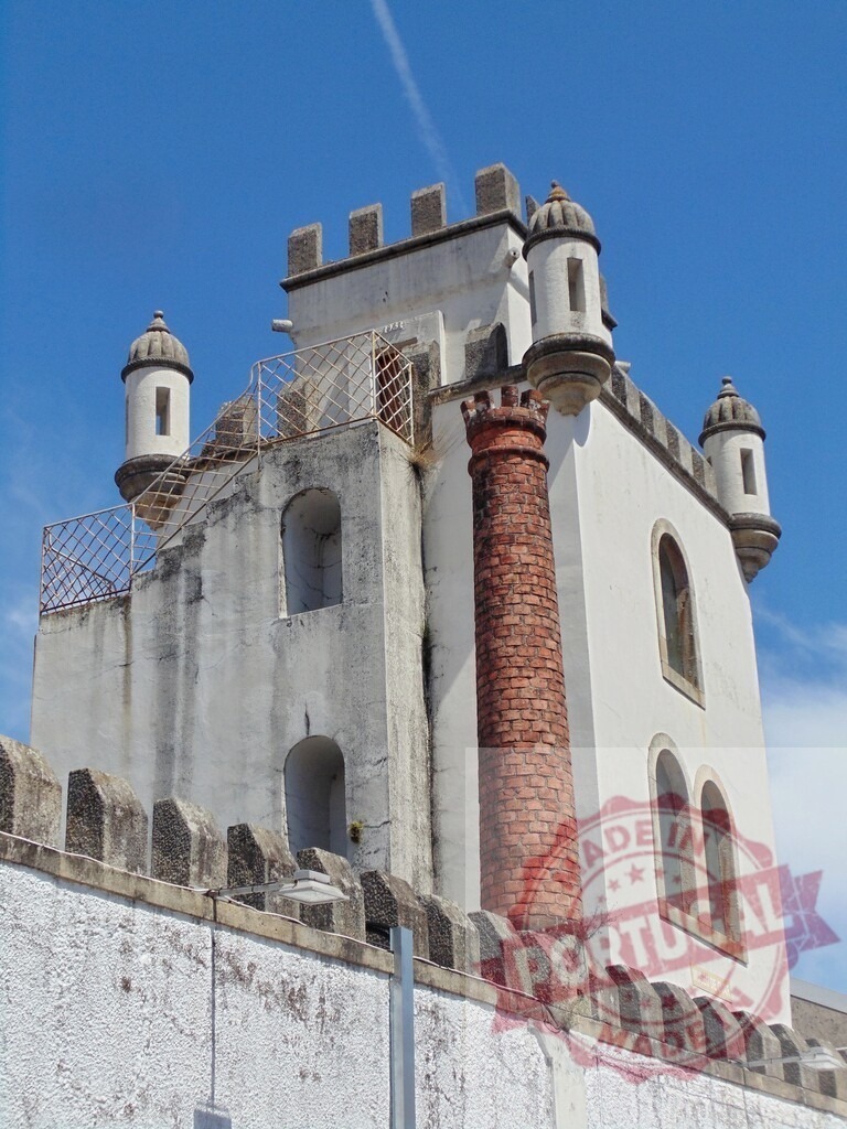 Museu do Gás tower and chimney, Lisbon, Portugal. Aveiro - Portugal | Historic gas museum tower with a brick chimney and battlements under a clear sky - Realisiert mit Pictrs.com