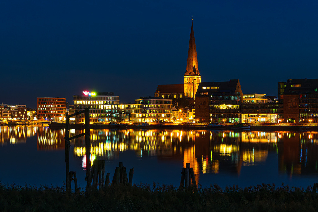Blick über die Warnow auf die Hansestadt Rostock am Abend | Blick über die Warnow auf die Hansestadt Rostock am Abend.