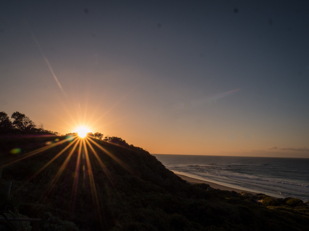 Sonnenaufgang in Jeffreys Bay | Murgens um 6 Uhr steigt die Sonne über einen Hügel in Jeffreys Bay and der Garden Route, Süd-Afrika - Realisiert mit Pictrs.com