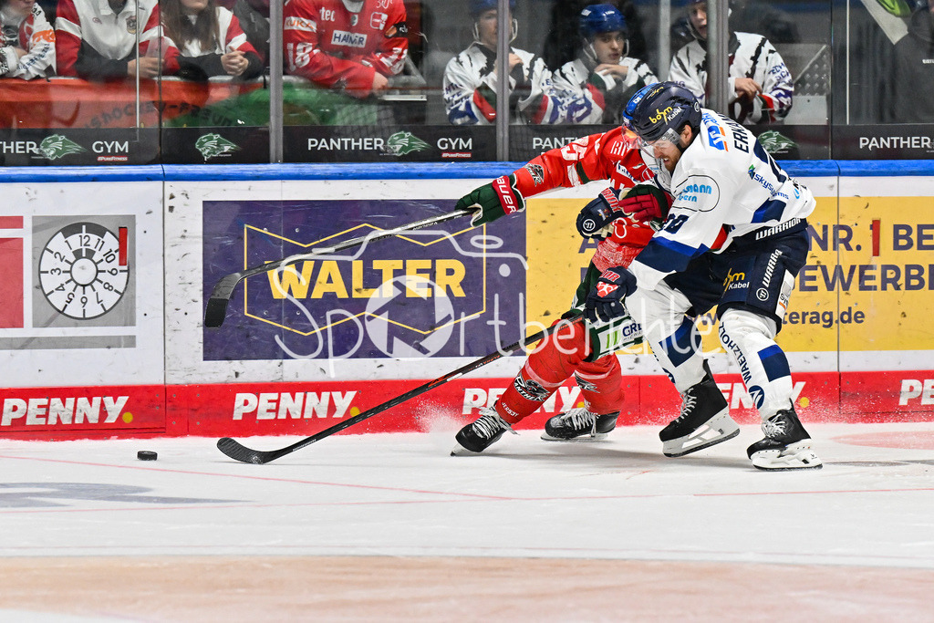 Augsburger Panther - Iserlohn Roosters | Im Duell Christian HANKE (Augsburger Panther #25) und Macoy ERKAMPS (Iserlohn Roosters 20) / Zweikampf / Penny DEL: Augsburger Panther - Iserlohn Roosters; Curt Frenzel Stadion am 21.09.2025