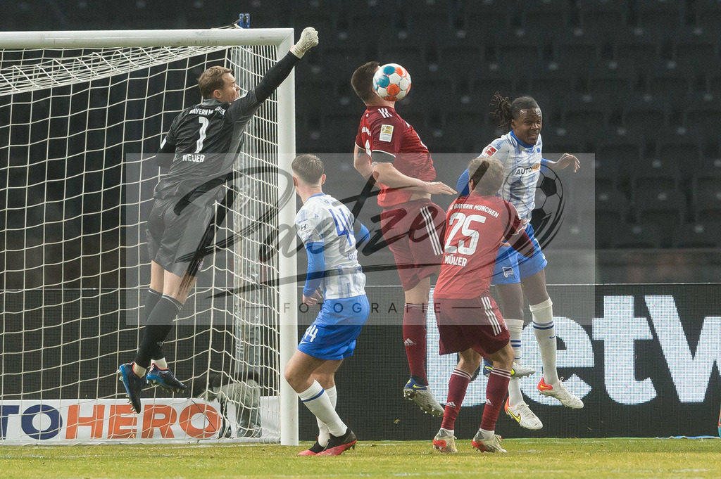 BSCFCB20220123_066 | Fussball, Herren: Torwart Manuel Neuer (FC Bayern Muenchen), Niklas Suele (FC Bayern Muenchen), Thomas Mueller (FC Bayern Muenchen), Dedryck Boyata (Hertha BSC) und Linus Jasper Gechter (Hertha BSC) im Zweikampf bei dem Spiel der 1. Bundesliga zwischen Hertha BSC und FC Bayern Muenchen im Olypiastadion am 23.01.2022 in Berlin, Deutschland.DFB / DFL REGULATIONS PROHIBIT ANY USE OF PHOTOGRAPHS AS IMAGE SEQUENCES AND/OR QUASI-VIDEO. - Realisiert mit Pictrs.com