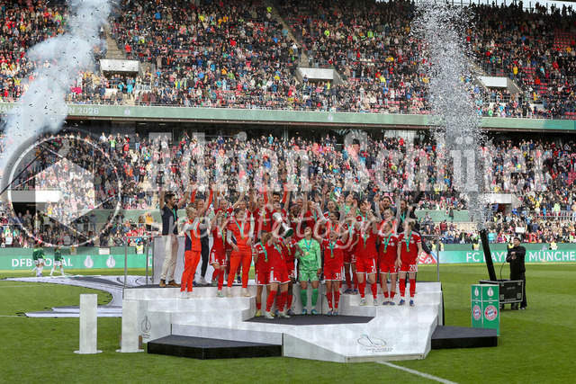 14.05.2026, GER, Fussball, Frauen, DFB-Pokal, Finale, Saison 2025/2026, VfL Wolfsburg - FC Bayern München | die Mannschaft vom FC Bayern München gewinnen den DFb Pokal mit Konfettikanone