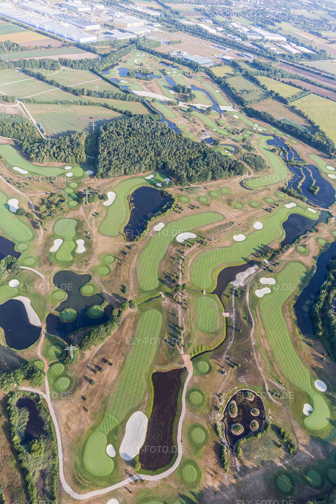 Luftbild: Gelände des Golfplatz Green Eagle Golf Courses (Luhe) im Ortsteil Luhdorf in Winsen im Bundesland Niedersachsen in Deutschland. Foto: IMG_110352.jpg vom 18.08.2018 durch Werner Riehm/FLY-FOTO.de