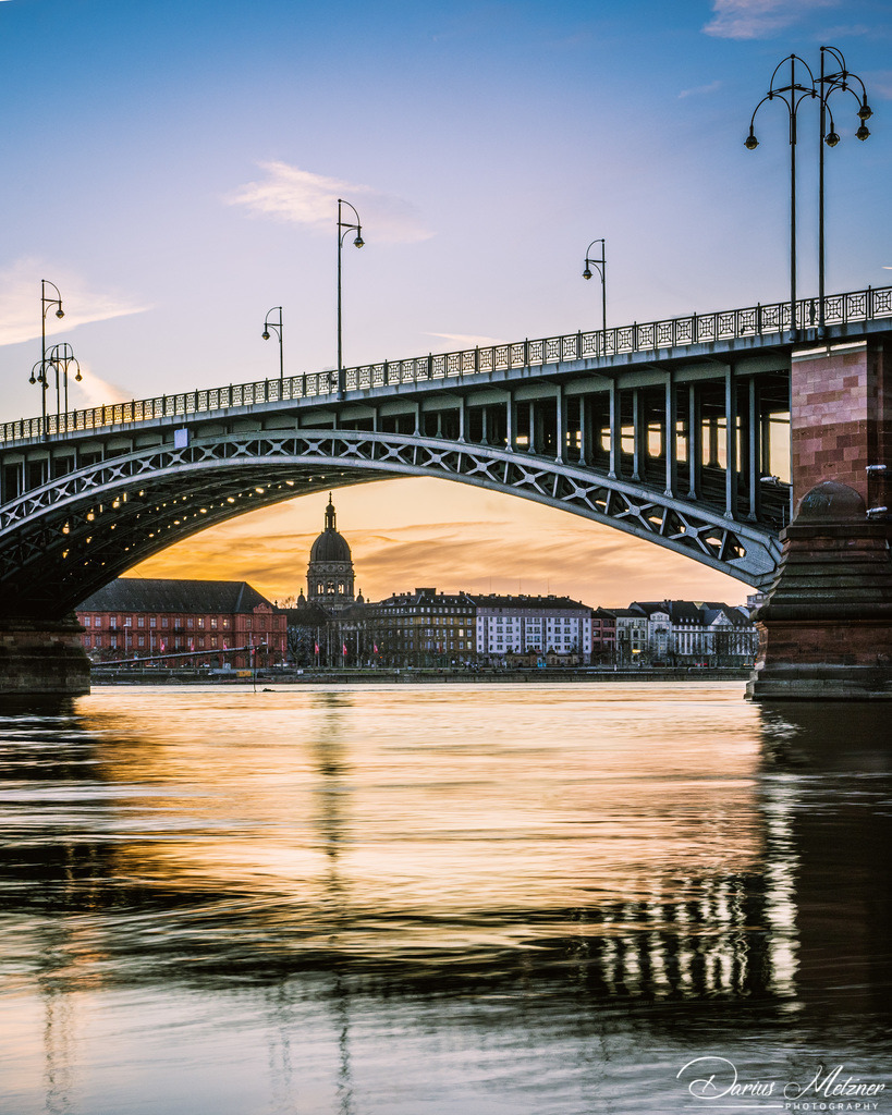 Theodor-Heuss-Brücke in Mainz | Die Theodor-Heuss-Brücke verbindet über den Rhein die Landeshauptstadt Mainz mit dem Ortsbezirk Mainz-Kastel von Wiesbaden. 