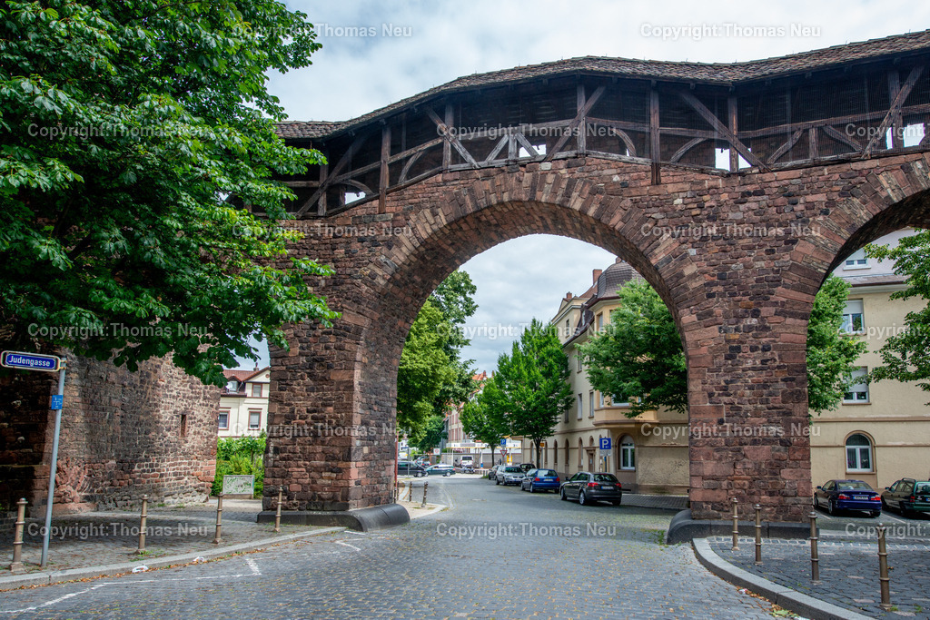 Worms-2025_DSC1458 | Worms: Das Raschitor ist ein Durchgang mit drei Torbögen durch die innere Stadtmauer von Worms. Der Durchbruch erfolgte zu Beginn des 20. Jahrhunderts und durch das Tor gelangt man in das ehemalige Judenviertel.,, Bild: Thomas Neu