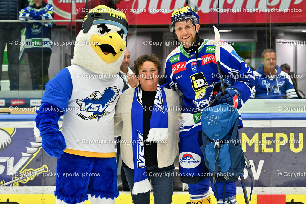 EC IDM Wärmepumpen VSV vs. Pioneers Vorarlberg | Spieler des Abends, Villi EC VSV Mascottchen, Michaela Tiefenbacher Geschäftsführerin Naturell Hotel &amp; Resorts, #26 Guus van Nes EC VSV, EC IDM Wärmepumpen VSV vs. Pioneers Vorarlberg, EC IDM WÄRMEPUMPEN VSV vs. Pioneers Vorarlberg am 03.10.2025 in Villach (Stadthalle Villach), Austria, (Photo by Bernd Stefan)