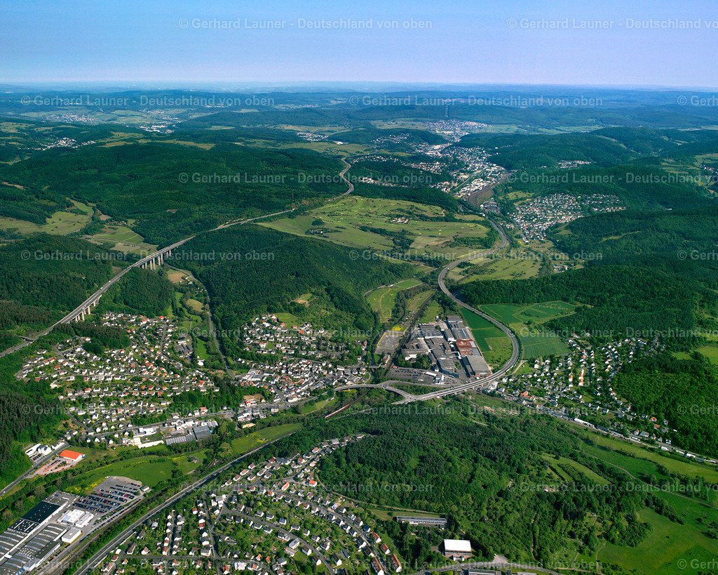 2611192 | BURG 06.09.2006 Von Wald und Forstgebieten umgebener Ortskern der Straßen und Häuser und Wohngebiete in Burg im Bundesland Hessen, Deutschland // Surrounded by forest and forest areas center of the streets and houses and residential areas in Burg in the state Hesse, Germany Foto: Gerhard Launer