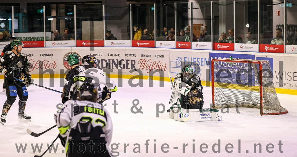 2024-02-16_070_TSV_Erding_gegen_ERSC_Amberg | Erding, Deutschland, 16.02.2024:
Eishockey, Bayernliga Playoffs 2023 / 2024, 1. Spieltag, TSV Erding gegen ERSC Amberg, Endergebnis: 1:2

Torwart Dimitri Pätzold (Erding Gladiators, #32)

Foto: Christian Riedel / fotografie-riedel.net