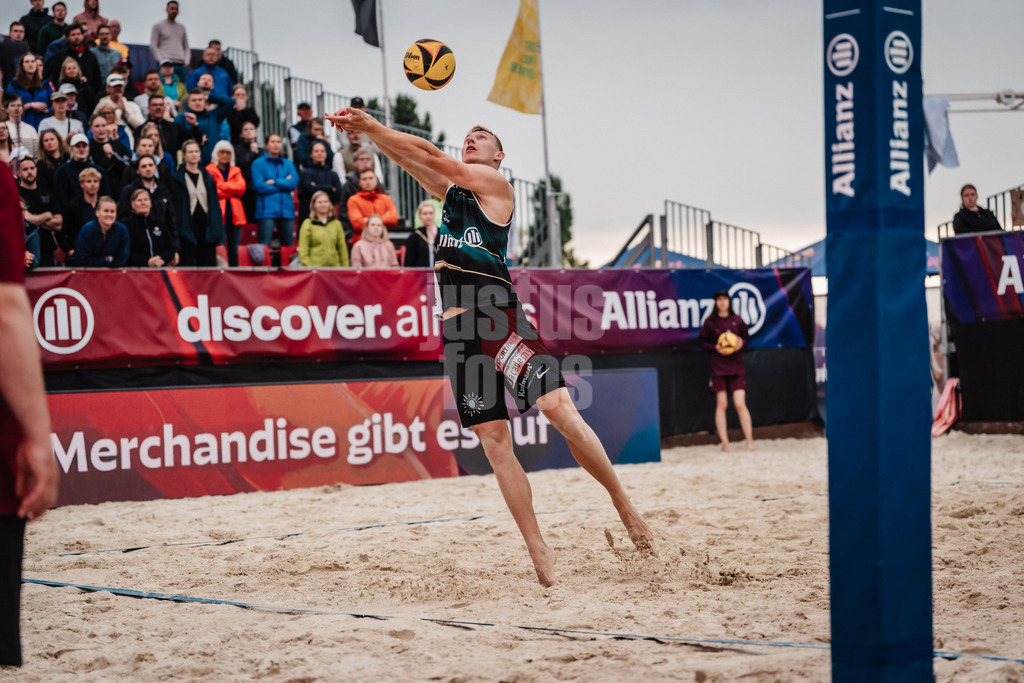 Beachvolleyball | Männer | Allianz German Beach Tour 2025 | Tourstop Bremen | 15.06.2025 | Jonas Reinhardt spielt den Ball