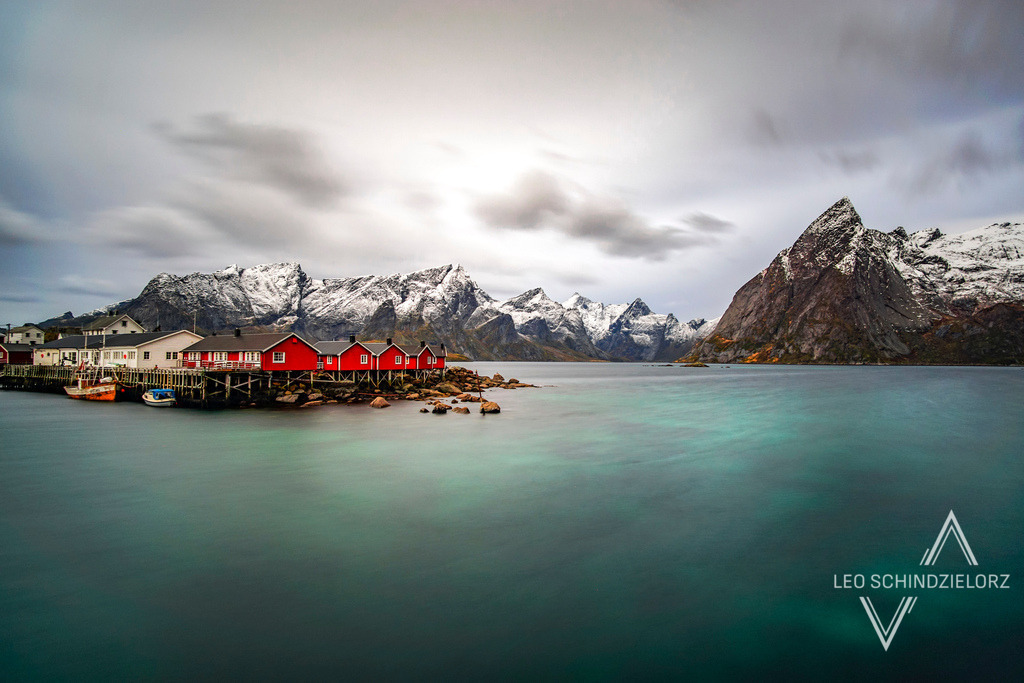 Fotografie_Leo_Schindzielorz_Winter_Norwegen_Reine_Hamnoy_20181030-12.49.24-1 | Atmosphärische Landschaftsbilder & Drohnenaufnahmen aus dem Allgäu, Tirol, Südtirol & der Schweiz – ideal für Leinwanddrucke & zur stilvollen Raumgestaltung. - Realisiert mit Pictrs.com