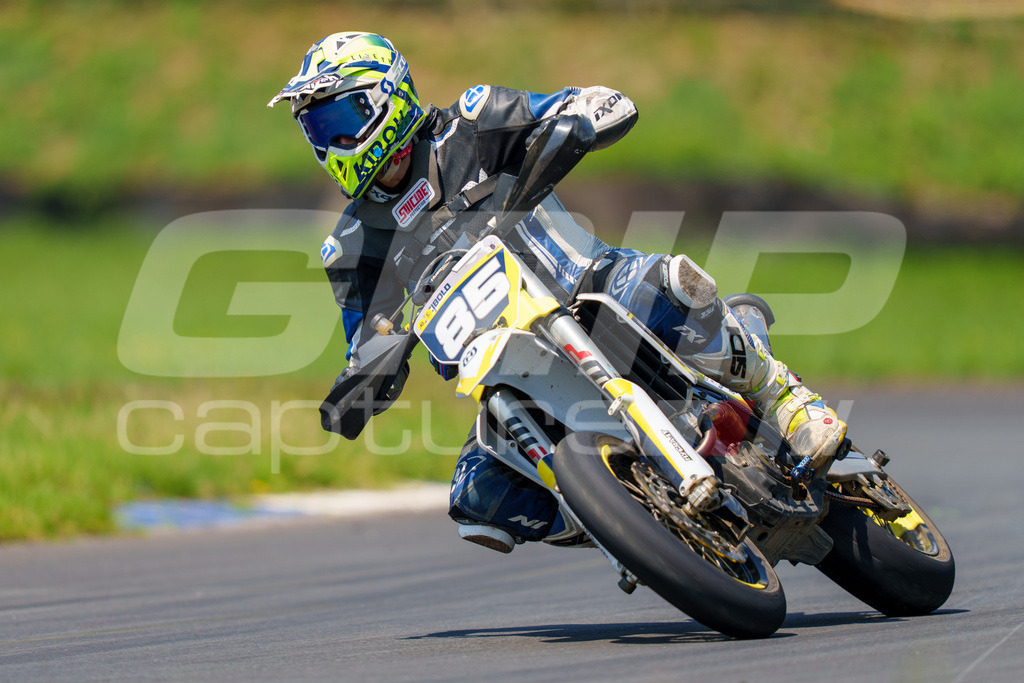 G-Cup + Supermoto Staatsmeisterschaft + Hungarian Supermoto Championship | GRIPcapture steht für authentische Sportfotografie in Österreich – für Momente, die mehr sind als Geschwindigkeit oder Ergebnis. Es geht um Emotion, Spannung, Fokus und den Augenblick, der oft nur einen Wimpernschlag dauert.Ob Motorsport, Teamsport oder 