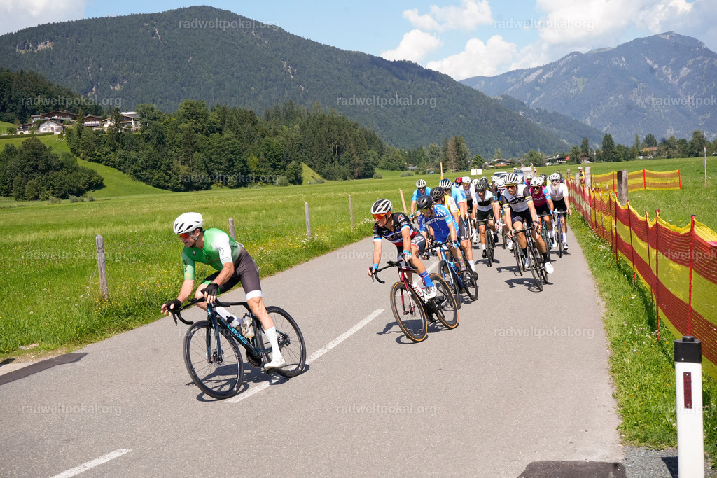 602_20230817_Bewerb_Maenner_Muehlanger | AUT - OESTERREICH, 2023-08-16: SPORT RENNRAD-FAHREN - 55. INTERNATIONALER RADWELTPOKAL IN ST. JOHANN IN TIROL  - Vintage-Radrennen mit WM-Bronze-Medaillen-Siegerin Christina Schweinberger, den Teilnehmer und Alexander Baumann (vom Orginastions-Team) - TAG 2 BEWERB MAENNER IN SECHS GRUPPEN  ; Foto: Roland Muehlanger