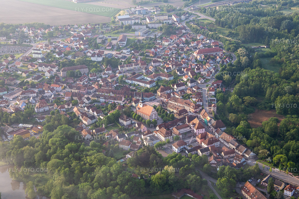 Aerial view: View of the town in Lauterbourg in the state Bas-Rhin, France. – Photo: IMG_113993.jpg taken on 05/23/2019 by Werner Riehm/FLY-FOTO.com – Resolution of the original: 5472 x 3648 px