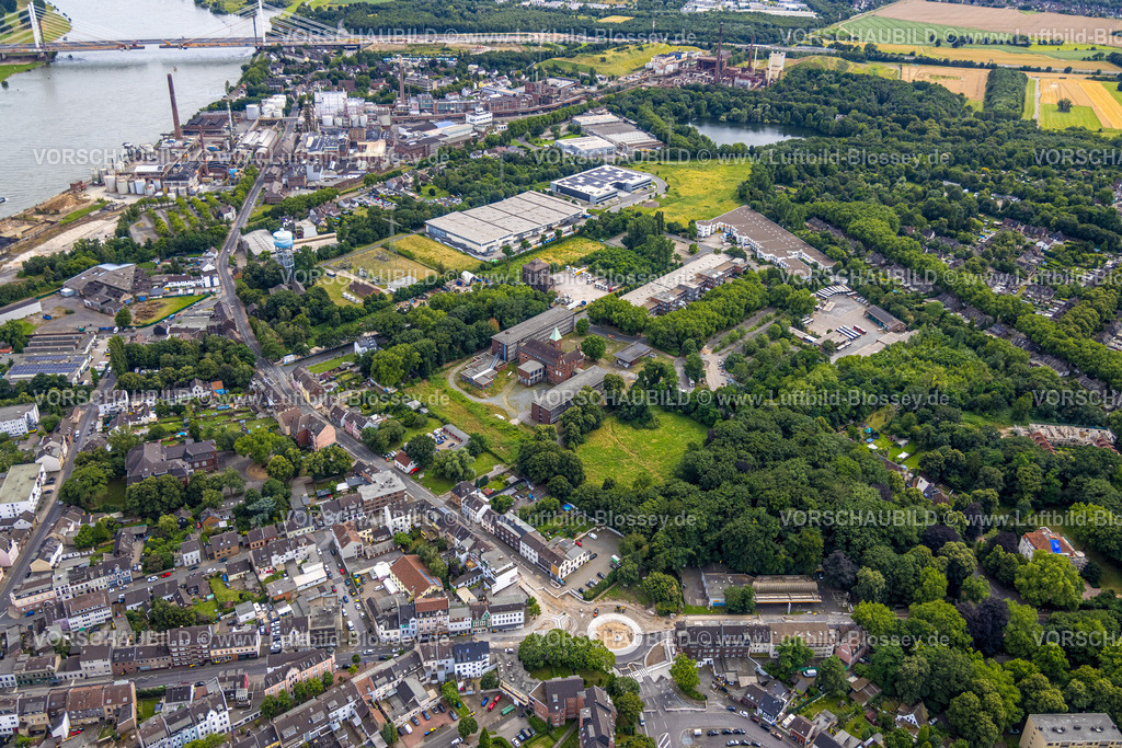 Duisburg240704911-West | Luftbild, Duisburg-West, ehemalige Zeche Rheinpreußen Schachtanlage 1/2 mit Malakowturm, Jobcenter Gebäude, hinten das Venator Hafengebiet und Rheinbrücke Neuenkamp, unten Baustelle neuer Kreisverkehr Duisburger Straße und Moerser Straße, Alt-Homberg, Duisburg, Ruhrgebiet, Nordrhein-Westfalen, Deutschland