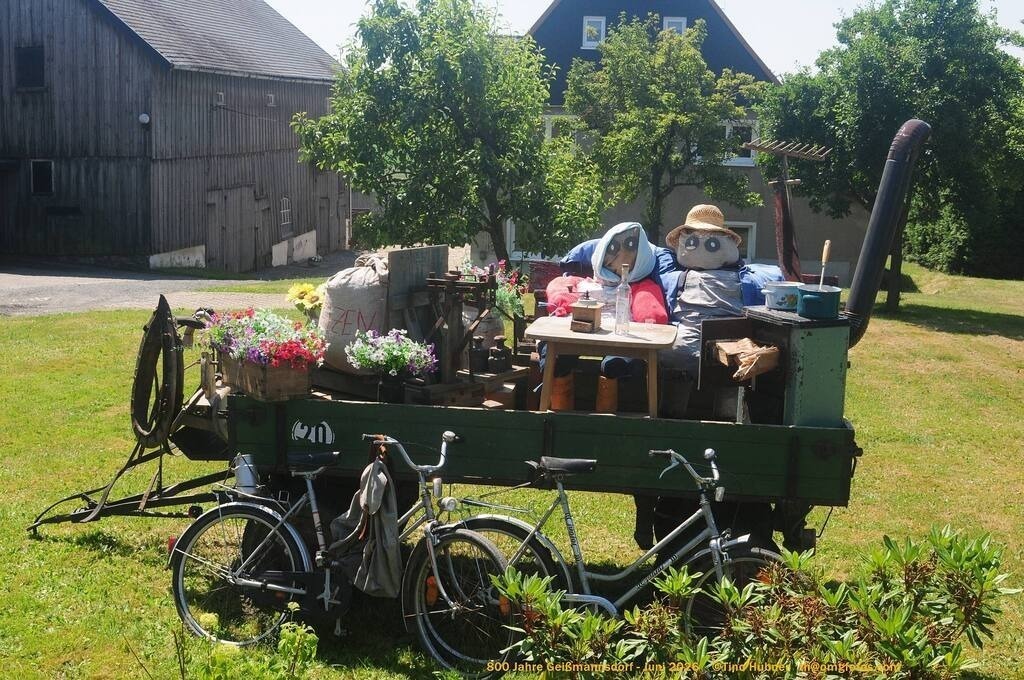 Geißmannsdorf-2026-Ortsbilder-266 | Geißmannsdorf bei Bischofswerda im Sommer 2026. Ein fotografischer Streifzug durch das Dorf Geißmannsdorf, mit Gebäuden, Straßen, Strohpuppen und geschmückten Vorgärten und Grundstücken anlässlich der 800-Jahr-Feier von Geißmannsdorf im Juni 2026 - Realisiert mit Pictrs.com