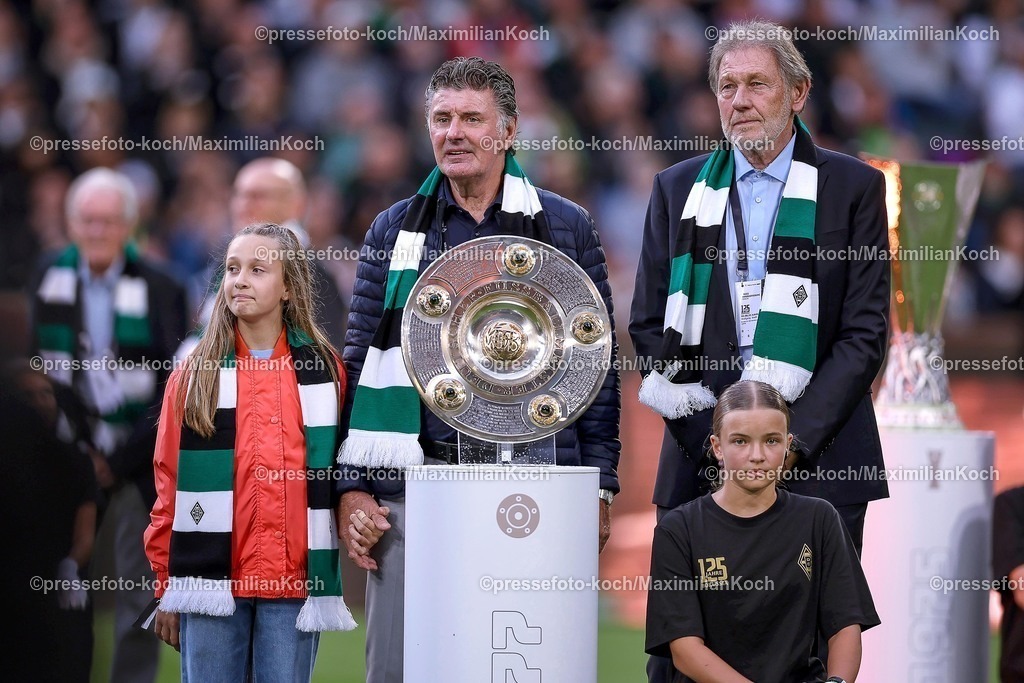 BMG02082501128 | 02.08.2025, Fußball, Borussia Mönchengladbach - FC Valencia, 125 Jahrfeier Jubiläumsspiel, Borussia-Park, Saison 2025 2026: v.li. die Gladbacher Legenden Wilfried HANNES und Wolfgang KNEIB DFB regulations prohibit any use of photographs as image sequences and or quasi-video.