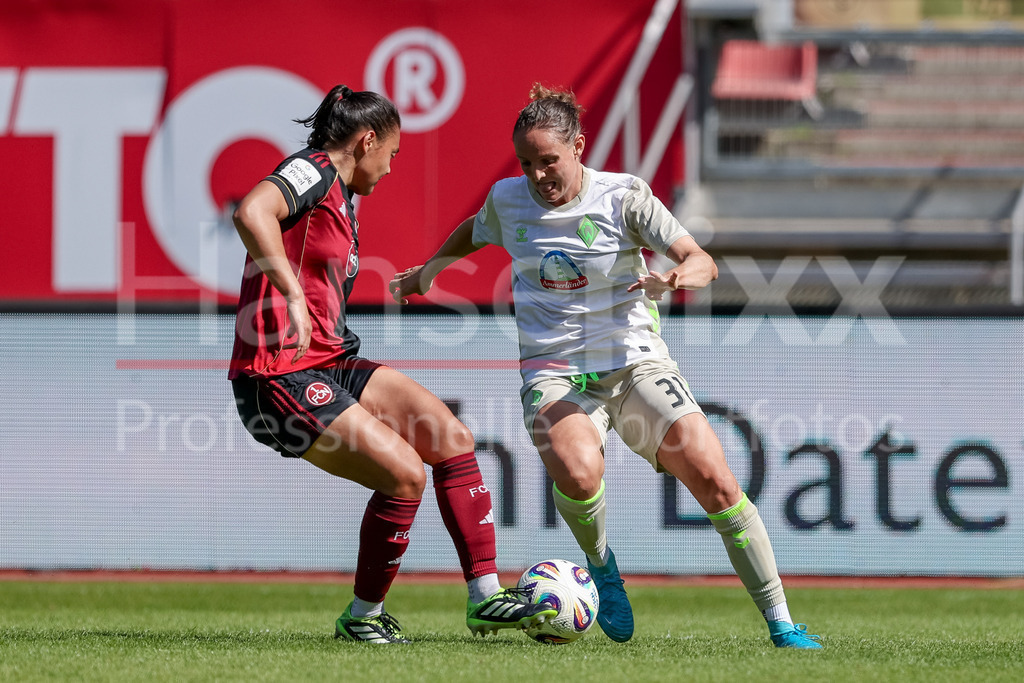 Fussball, Google Pixel Frauen-Bundesliga, 1. FC Nürnberg - SV Werder Bremen | v.li.: Clara Fröhlich (1. FC Nürnberg, 5) und Verena Wieder (SV Werder Bremen, 31) im Zweikampf, Duell, Dynamik, Aktion, Action, Spielszene, DIE DFB-RICHTLINIEN UNTERSAGEN JEGLICHE NUTZUNG VON FOTOS ALS SEQUENZBILDER UND/ODER VIDEOÄHNLICHE FOTOSTRECKEN. DFB REGULATIONS PROHIBIT ANY USE OF PHOTOGRAPHS AS IMAGE SEQUENCES AND/OR QUASI-VIDEO.