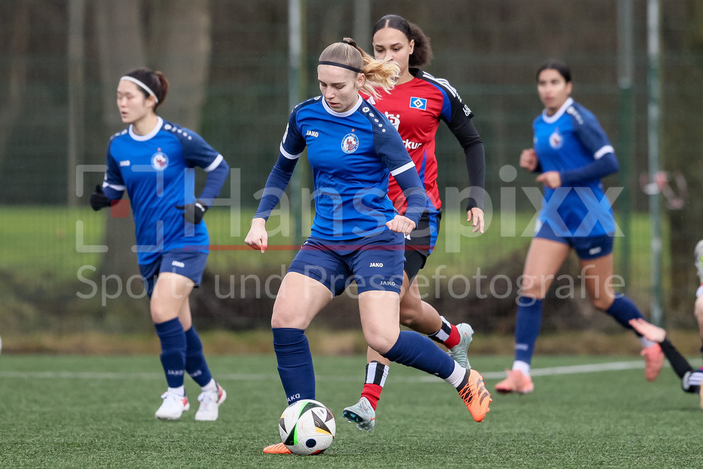 Fussball, Testspiel Frauen, Hamburger SV - 1. FFC Turbine Potsdam | v.li.: Flavia Lüscher (1. FFC Turbine Potsdam, 27) am Ball, Einzelbild, Ganzkörper, Aktion, Action, Spielszene