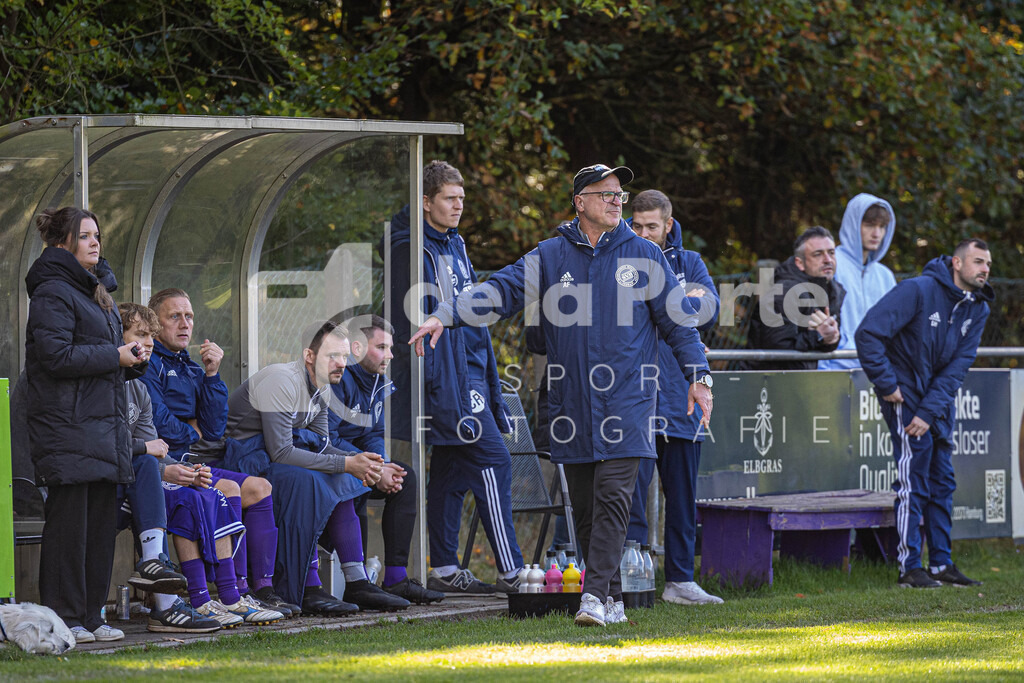 SV Holdenstedt II - Feige_ Axel (Trainer vor Bank) vs Sperber Veerßen 191025 dlP | immodelaporte-sportfotos - Realisiert mit Pictrs.com