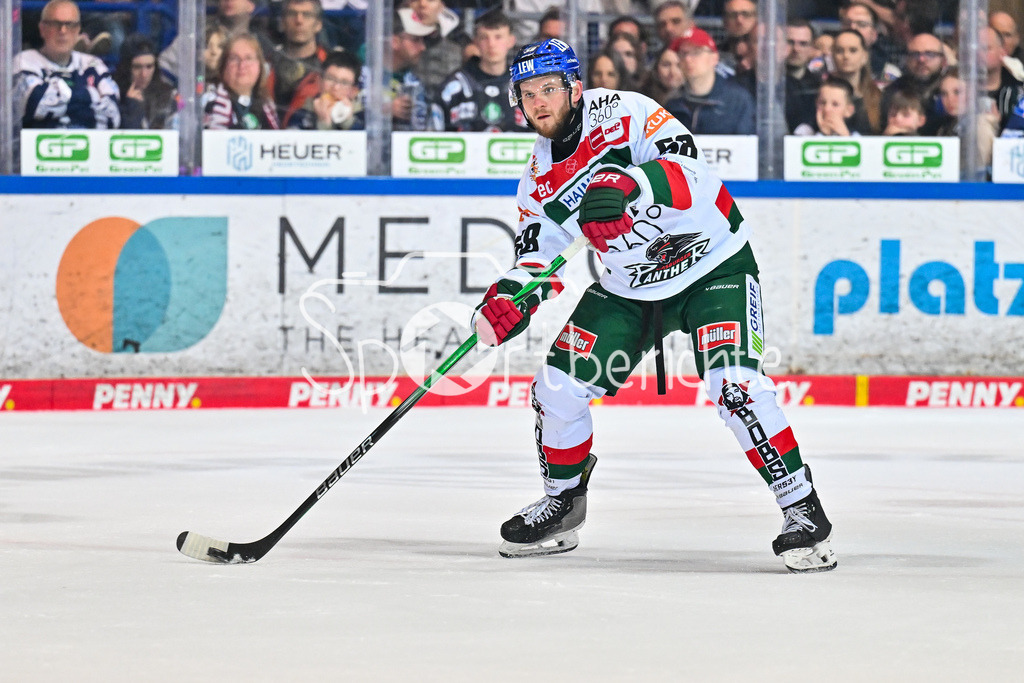 Iserlohn Roosters - Augsburger Panther | am PUck Maximilian RENNER (Augsburger Panther #58) / Einzelfoto / Freisteller / DEL: Iserlohn Roosters - Augsburger Panther, Eissporthalle Iserlohn am 07.03.2025