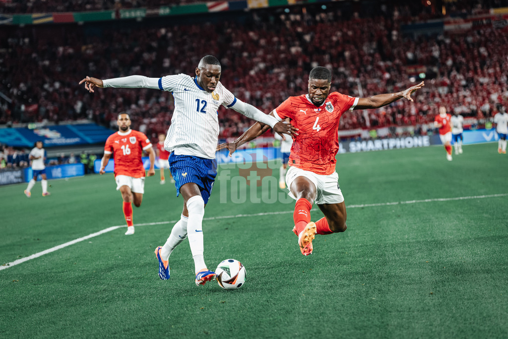 Fußball | Herren | UEFA-Fußball-Europameisterschaft 2024 | Gruppe D | Österreich vs. Frankreich | 17.06.2024 | v.l. Randal Kolo Muani (#12, Frankreich) gegen Kevin Danso (#4, Österreich)