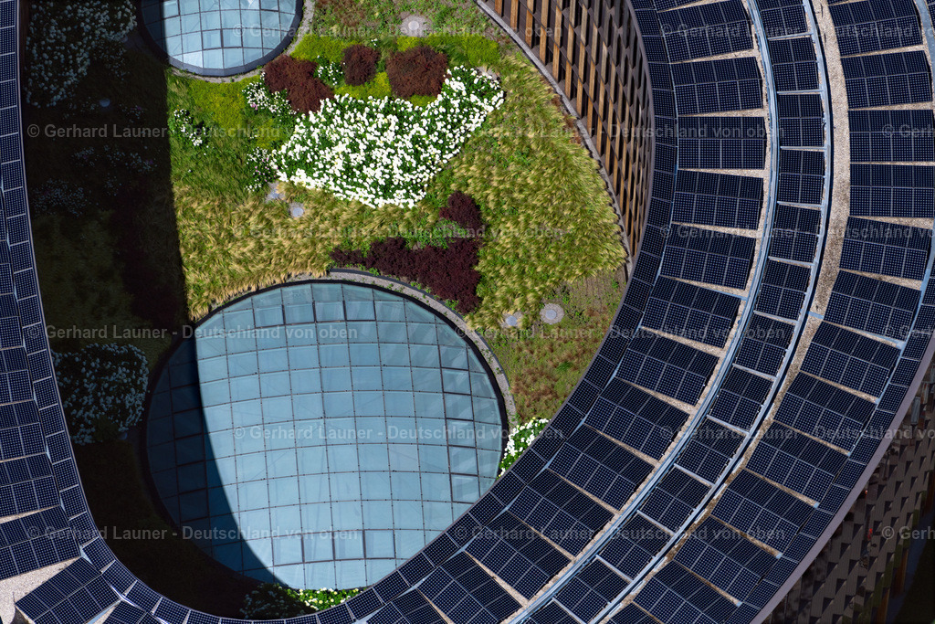 4033050 | FREIBURG IM BREISGAU 30.06.2020 Netto-Plusenergiegebäude des Rathauses der Stadtverwaltung und des Bürgerservicezentrum im Stühlinger an der Fehrenbachallee in Freiburg im Breisgau im Bundesland Baden-Württemberg, Deutschland. Weiterführende Informationen bei: Bruun &amp; Möllers GmbH &amp; Co. KG,  Drees &amp; Sommer SE,  Heinrich Würfel Metallbau GmbH,  Hydro Building Systems Germany GmbH,  Mohnke Höss Bauingenieure,  Stadt Freiburg im Breisgau,  THOST Projektmanagement GmbH. // Town Hall building of the city administration in Stuehlinger on Fehrenbachallee in Freiburg im Breisgau in the state Baden-Wuerttemberg, Germany. Further information at: Bruun &amp; Moellers GmbH &amp; Co. KG,  Drees &amp; Sommer SE,  Heinrich Wuerfel Metallbau GmbH,  Hydro Building Systems Germany GmbH,  Mohnke Hoess Bauingenieure,  Stadt Freiburg im Breisgau,  THOST Projektmanagement GmbH. Foto: Gerhard Launer