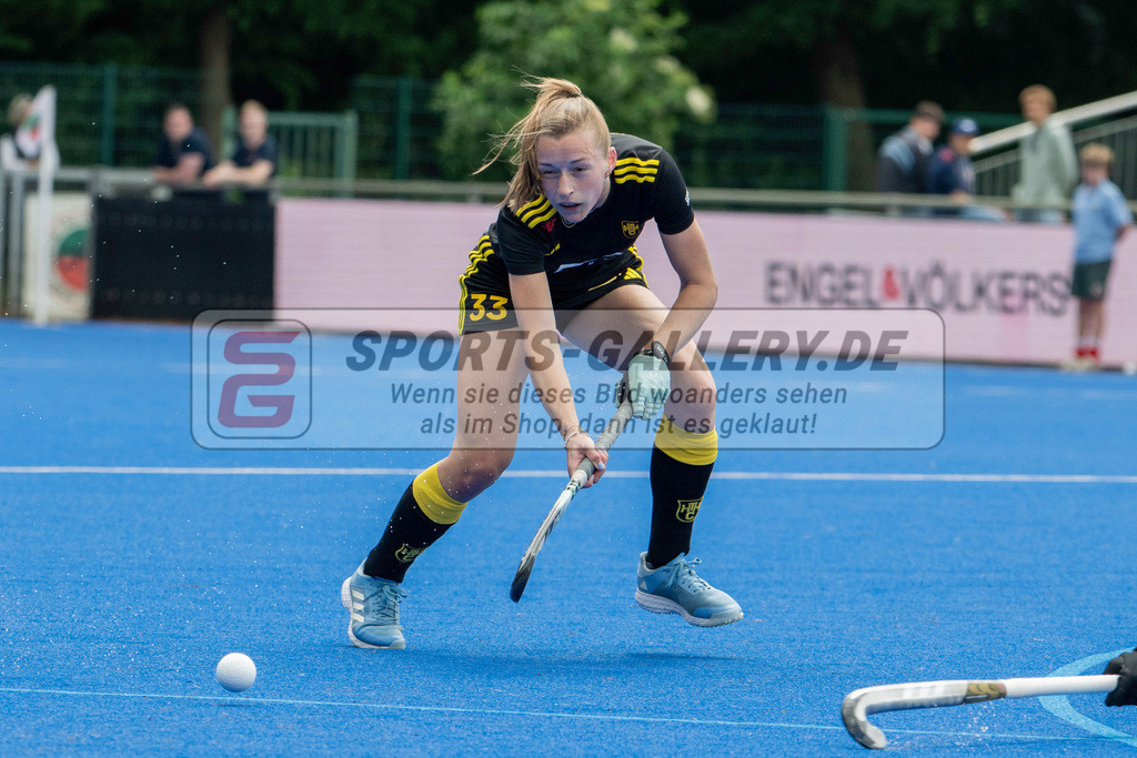 Final4_20250601-1158-Z09_4075 | Krefeld, Deutschland, 01.06.2025:  Feldhockey Final4 2025 – „Deutsche Feldhockey-Meisterschaften 2025“ Harvestehuder HTC - Düsseldorfer HC (Finale Damen) im Gerd-Wellen-Hockeyanlage am 01.06.2025 in Krefeld, Deutschland. (Foto von Kramhöller/Fehrmann/Kaste)Krefeld, Germany, 01.06.2025: Feldhockey Final4 2025 – „Deutsche Feldhockey-Meisterschaften 2025“ Harvestehuder HTC - Düsseldorfer HC (Finale Damen) in Gerd-Wellen-Hockeyanlage at 01.06.2025 in Krefeld, Deutschland. (Foto from Kramhöller/Fehrmann/Kaste)