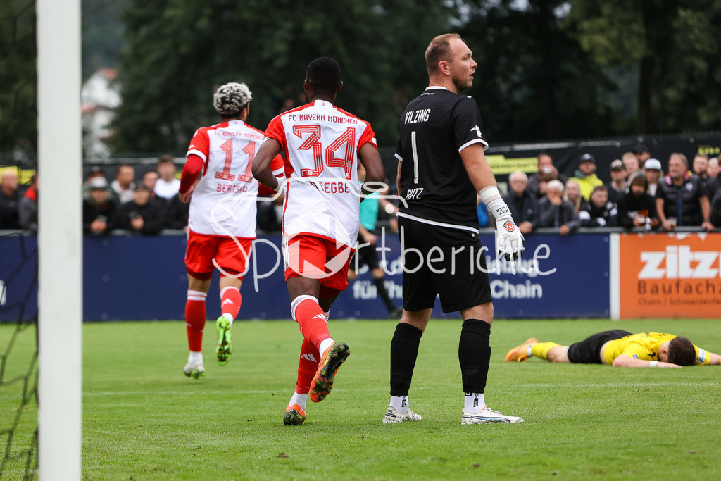 DJK Vilzing - FC Bayern Amateure | Jubel nach dem Treffer zum 0-2 durch Lucas Fernando COPADO SCHROBENHAUSER (FCB 9) / Freude / Tor / Torschuetze