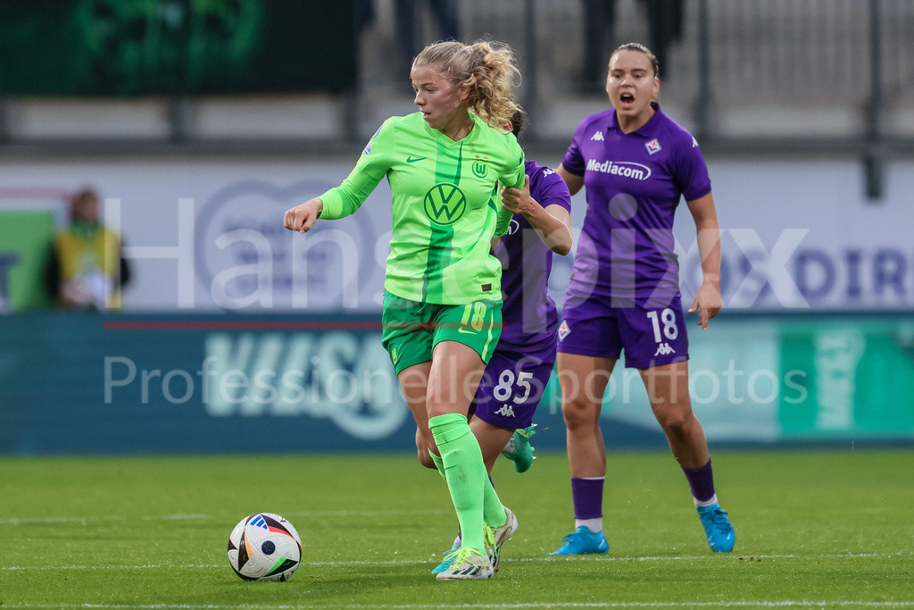 Fussball, UEFA Womens Champions League, VfL Wolfsburg - AC Florenz | v.li.: Justine Kielland (VfL Wolfsburg, 18) und Maria Luisa Filangeri (AC Florenz, 85) im Zweikampf, Duell, Dynamik, Aktion, Action, Spielszene
