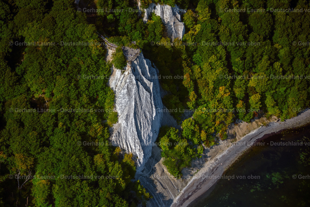 4061426 | LOHME 08.09.2021 Felsen- Küsten- Landschaft an der Steilküste - Kreidefelsen Königstuhl - in Lohme im Bundesland Mecklenburg-Vorpommern, Deutschland. Weiterführende Informationen bei: Nationalpark-Zentrum KÖNIGSSTUHL Sassnitz gemeinnützige GmbH. // Rock Coastline on the cliffs - Kreidefelsen Koenigstuhl - in Lohme in the state Mecklenburg - Western Pomerania, Germany. Further information at: Nationalpark-Zentrum KOeNIGSSTUHL Sassnitz gemeinnuetzige GmbH. Foto: Gerhard Launer
