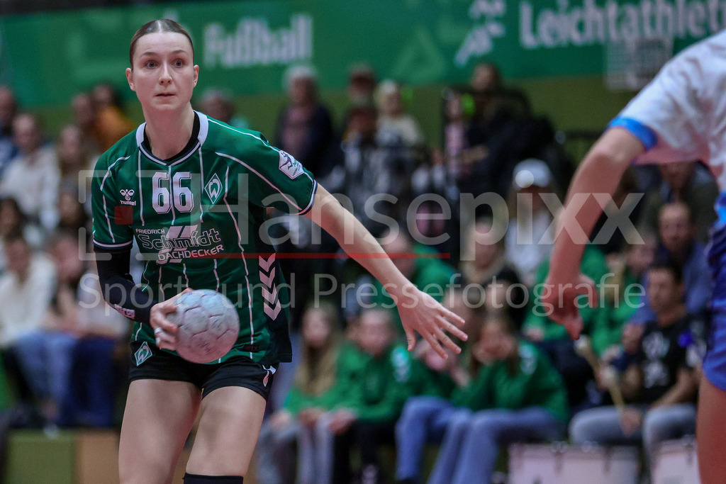 Handball, 2. Bundesliga Frauen, SV Werder Bremen - TuS Lintfort | Luise Albert (SV Werder Bremen, 66) am Ball, Spielszene, Aktion, Action