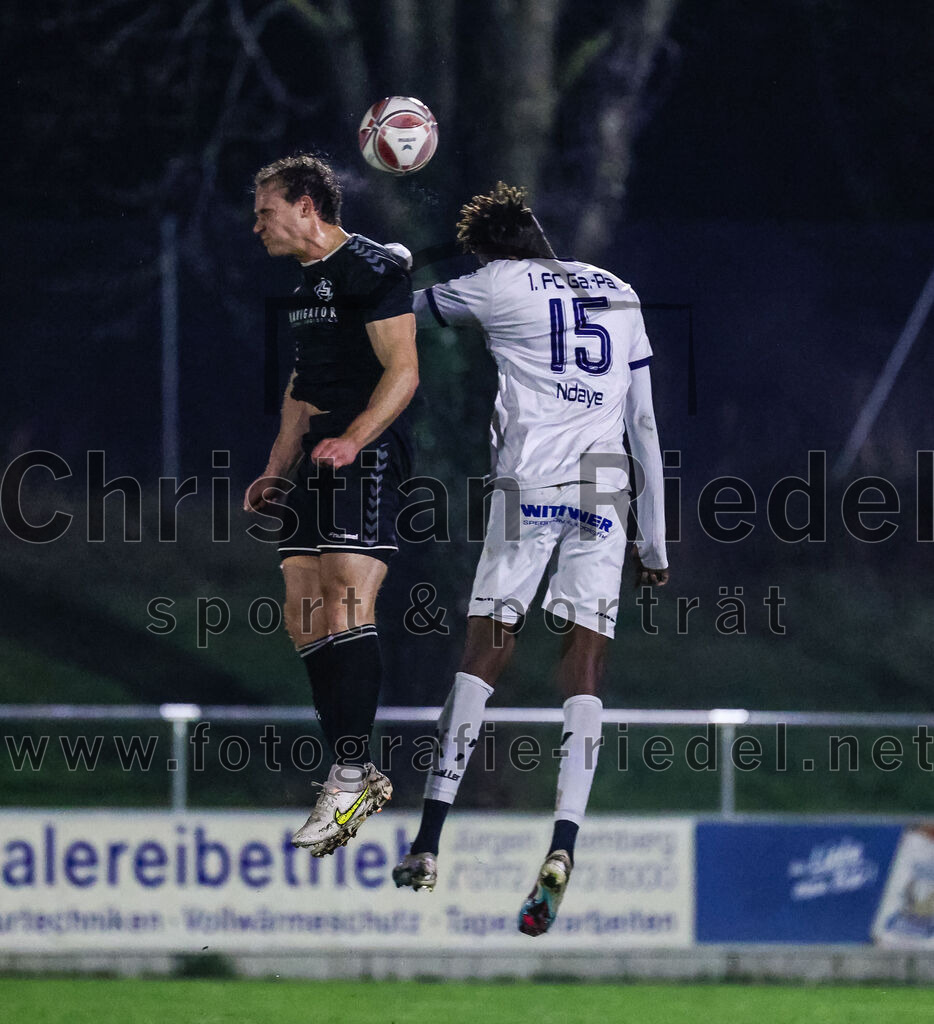 2024-03-15_073_FC_Schwaig_gegen_1_FC_Garmisch-Partenkirchen | Oberding, Deutschland, 15.03.2024:
Fußball, Landesliga Südost 2023 / 2024, 25. Spieltag, FC Schwaig gegen 1. FC Garmisch-Partenkirchen, Endergebnis: 4:0

Markus Straßer (FC Schwaig, #11), Mouhamadou Ndiaye (1. FC Garmisch-Partenkirchen, #15)

Foto: Christian Riedel / fotografie-riedel.net