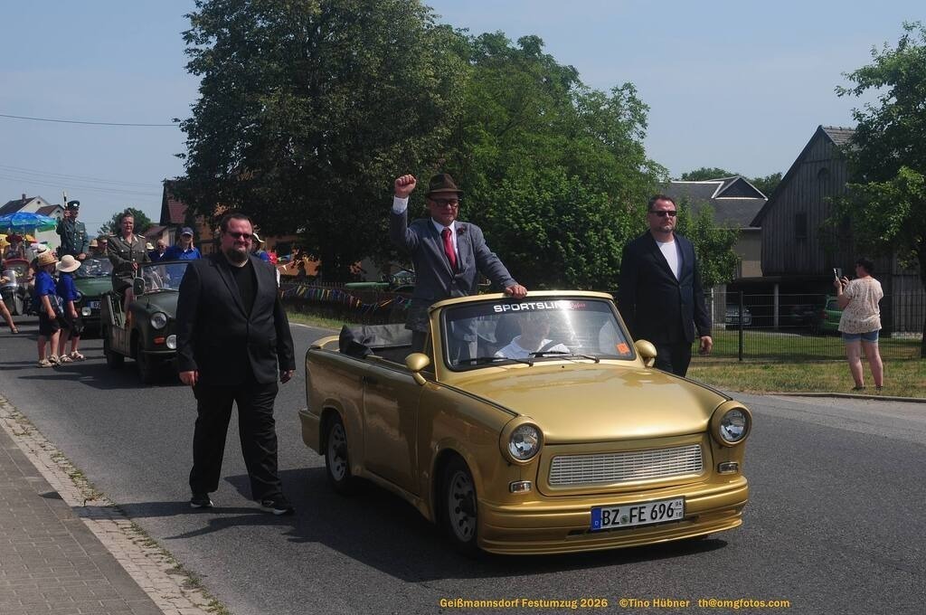 Geißmannsdorf-2026-Festumzug-134 | Festumzug in Geißmannsdorf bei Bischofswerda im Juni 2026. Fotografische Eindrücke und Momentaufnahmen vom Festumzug anläßlich des 800-jährigen Bestehens von Geißmannsdorf - mit Teilnehmern und Gästen, Strohpuppen und geschmückten Vorgärten und Grundstücken - Realisiert mit Pictrs.com