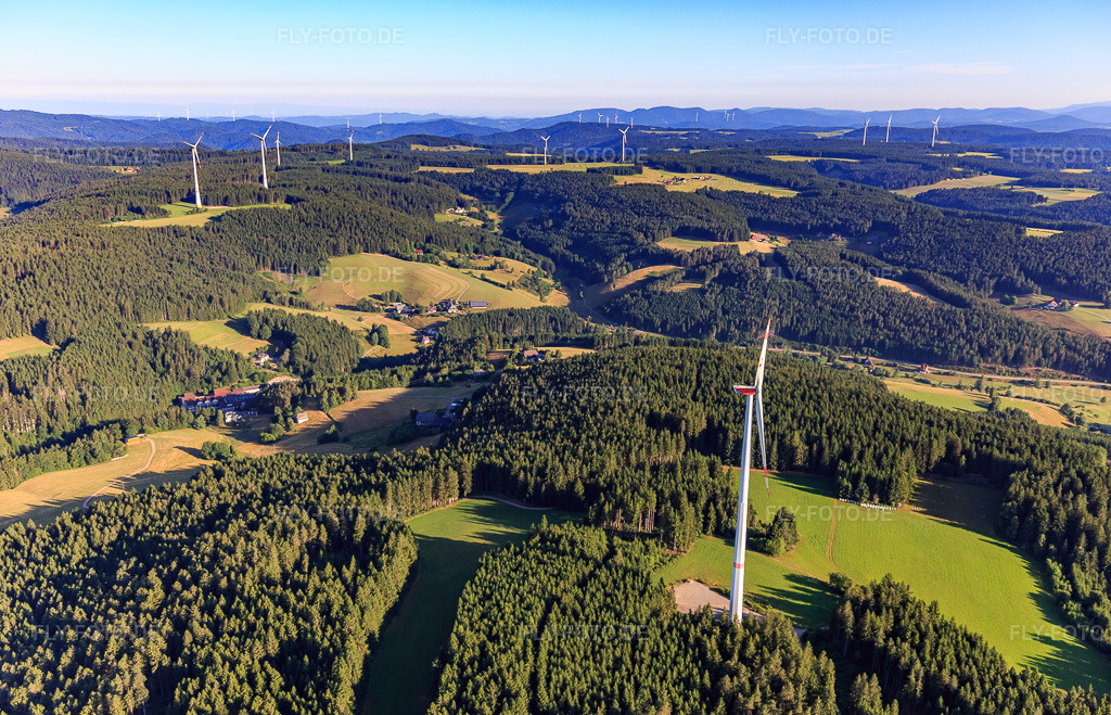 Luftbild: Windräder im Schwarzwald im Ortsteil Bruck in Schramberg im Bundesland Baden-Württemberg in Deutschland. Foto: IMG_149169.jpg vom 29.06.2025 durch Werner Riehm/FLY-FOTO.de