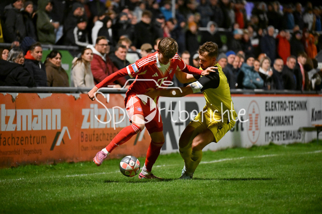 DJK Vilzing - FC Bayern Amateure | im Duell Guido Della ROVERE (FC Bayern Muenchen II 10) und Felix WEBER (DJK Vilzing 24) / Zweikampf / Regionalliga Bayern: DJK Vilzing - FC Bayern Amateure; Manfred-Zollner Stadion am 23.09.2025