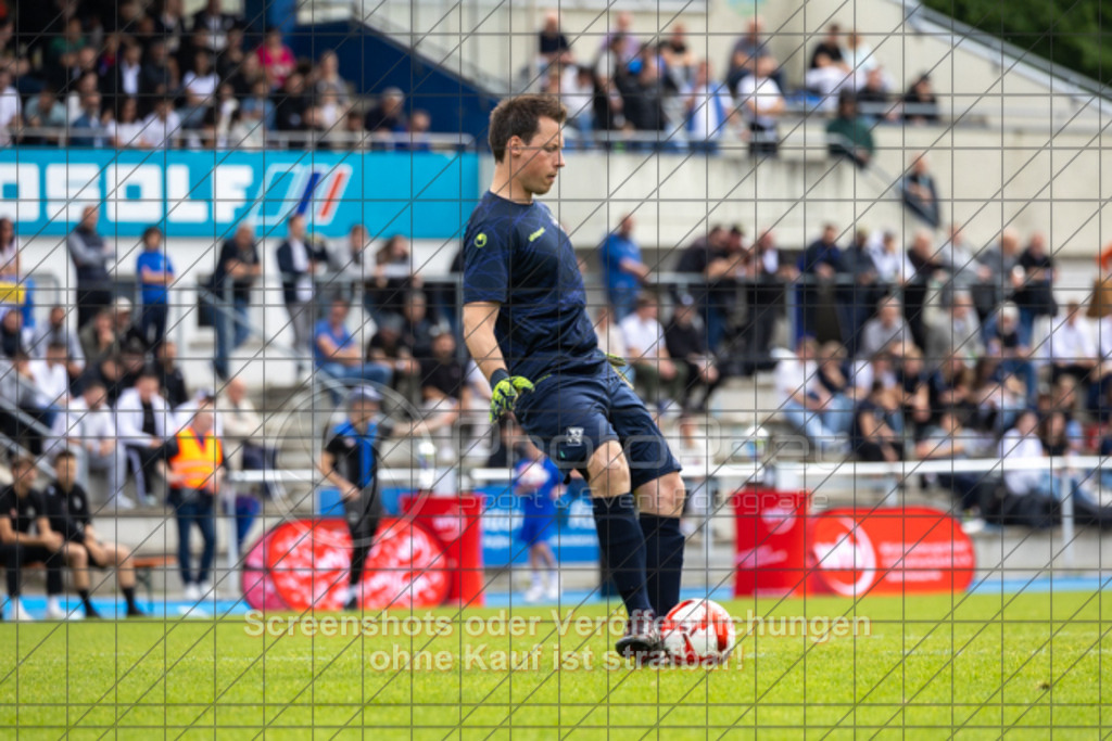 20250529_164206_0070 | #,  VfL Kirchheim (blau) vs. 1.FC Eislingen (weiß), Fußball, Bezirkspokal Finale - Bezirk Neckar/Fils, 2024/2025, Rasenplatz VfL Stadion Kirchheim, Jesinger Straße 105, 73230 Kirchheim, 29.05.2025 - 16:30 Uhr,Foto: PhotoPeet-Sportfotografie/Peter Harich