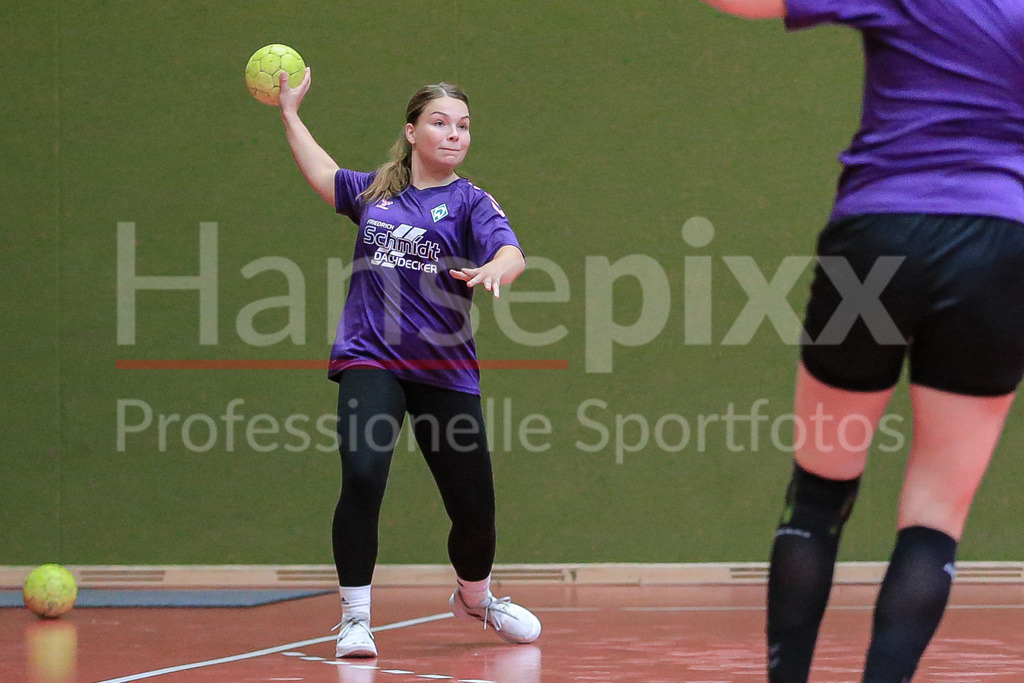 Handball, 2. Bundesliga Frauen, Training SV Werder Bremen | v.li.: Madita Probst (SV Werder Bremen, 10) am Ball, Spielszene, Aktion, Action