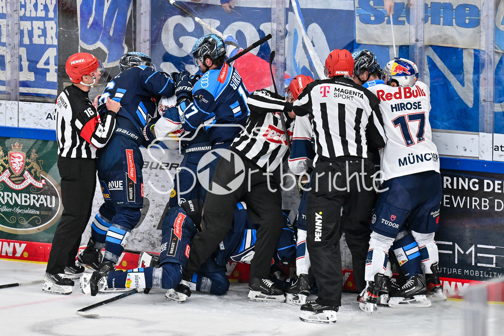 ERC Ingolstadt - EHC RB München | INGOLSTADT, GERMANY - 27. MAERZ: kurz vor Spielende gibt es noch eine kleine Rauferei / Faustkampf / Fight während dem Match zwischen dem ERC Ingolstadt und dem EHC RB München bei Spiel 2 des DEL Playoff Viertelfinales in der Saturn Arena