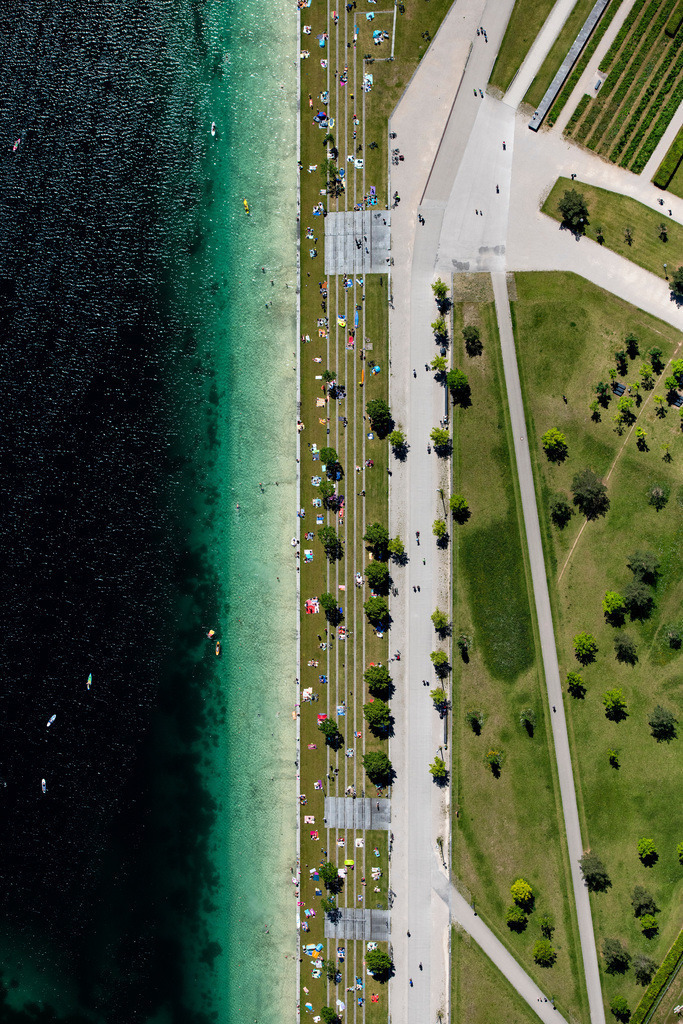 dr__0054639.jpg | MüNCHEN 12.06.2020 Uferbereiche am Seegebiet des " Riemer See " mit Badegästen im Riemer Park im Stadtteil Trudering-Riem in München im Bundesland Bayern, Deutschland. // Shore areas at the lake area of a??a??the "Riemer See" in the Riemer Park in the district of Trudering-Riem in Munich in the state Bavaria, Germany. Foto: Daniel Reiter